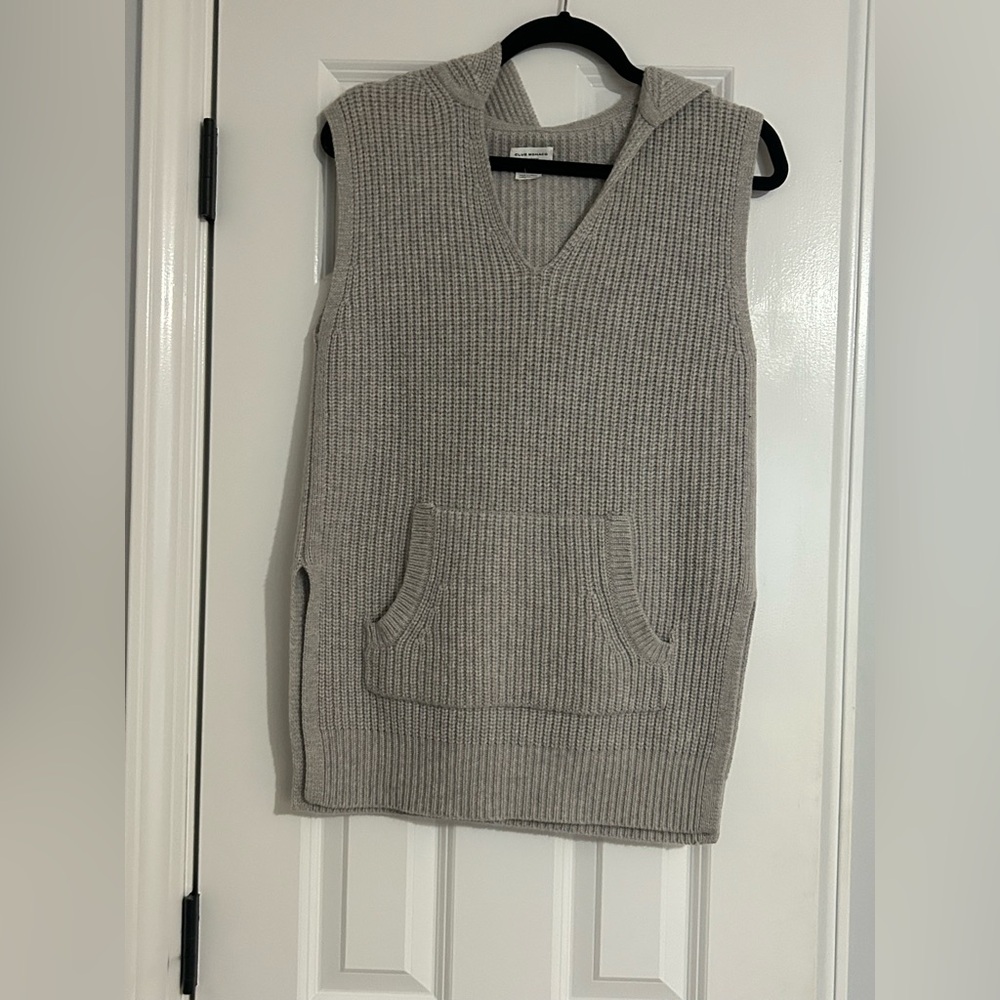Club Monaco Women's Gray V-Neck Sweater Vest